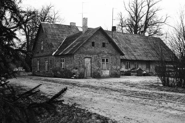 Buvęs Daniūnų dvaro gyvenamasis namas. Vido Dulkės nuotrauka, 9 dešimtmetis